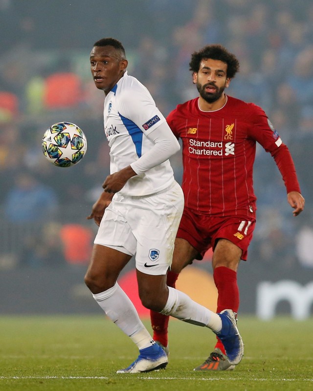 Pemain Liverpool dan Genk berduel. Foto: REUTERS/Andrew Yates