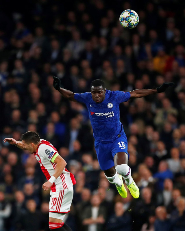 Gaya pemain Chelsea dan Ajax saat berduel. Foto: REUTERS/Eddie Keogh