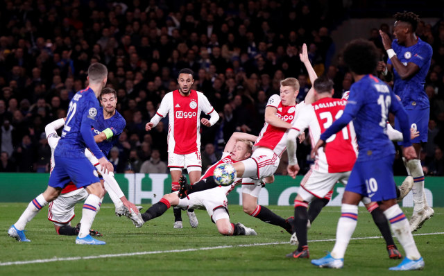 Duel Chelsea vs Ajax berlangsung panas. Foto: REUTERS/David Klein