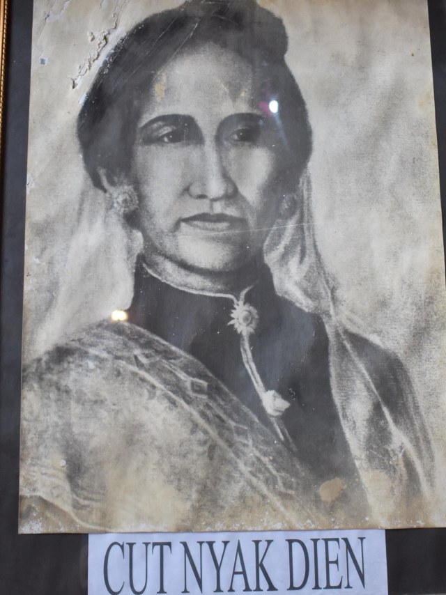 Lukisan Cut Nyak Dhien di rumahnya. Foto repro: Adi Warsidi/acehkini