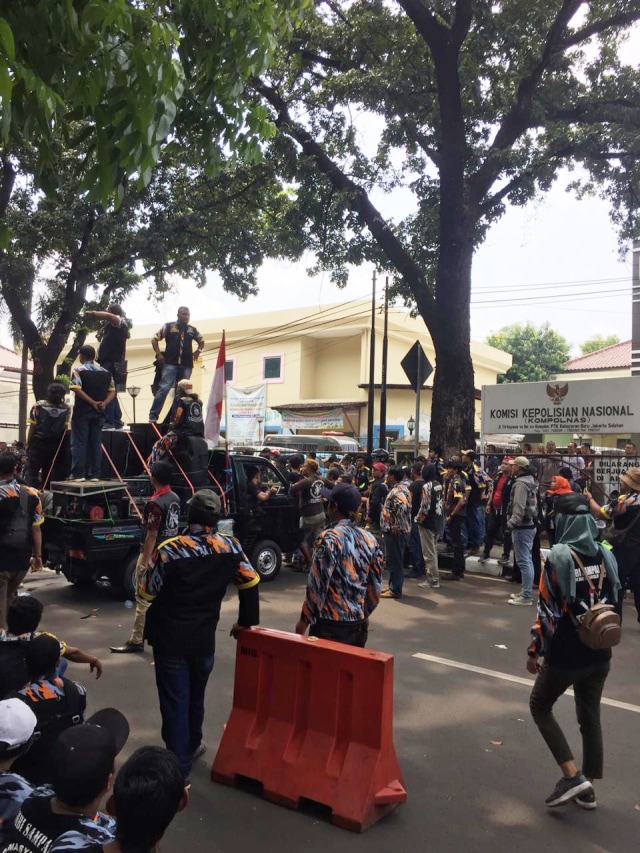 Ormas GMBI Cekcok dengan polisi di PTIK. Foto: Raga Imam/kumparan