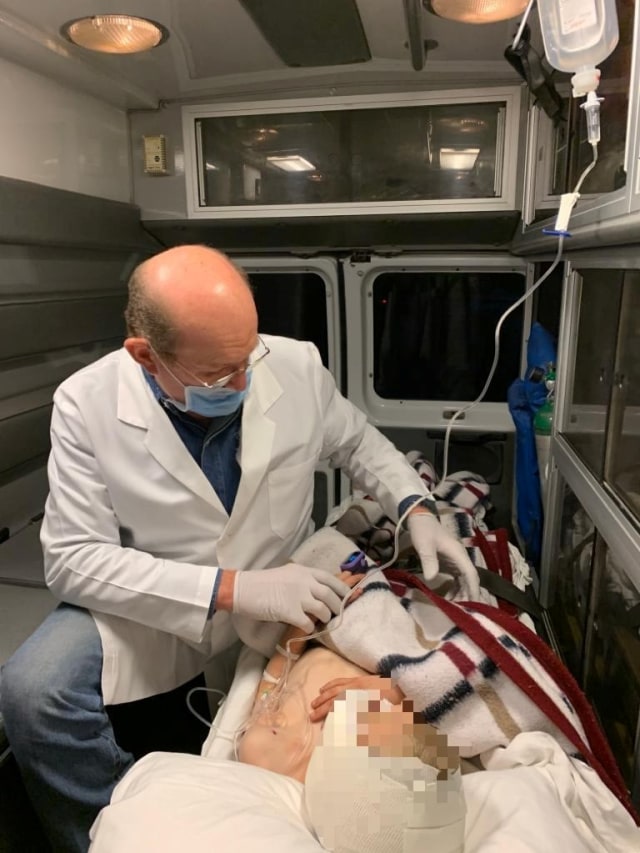 Petugas medis merawat anak salah satu keluarga Mormon Meksiko-Amerika yang diserang oleh orang tidak dikenal, di Bavispe, Sonora, Meksiko, Selasa (5/112019). Foto: Health Secretary for Sonora State/via REUTERS