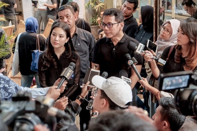 Wishnutama dan Angela Tanoesoedibjo ketika menjawab pertanyaan dari awak media. Foto: Instagram @wishnutama