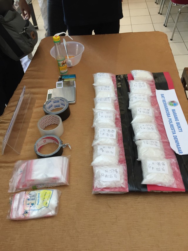 Barang bukti yang diamankan dari tersangka kurir narkoba Willy Jenawi. Foto: Denita br Matondang/kumparan