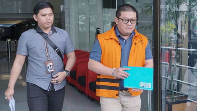 Pengusaha Chandry Suanda alias Afung (kanan) usai menjalani pemeriksaan lanjutan di Gedung KPK, Jakarta. Foto: Helmi Afandi Abdullah/kumparan
