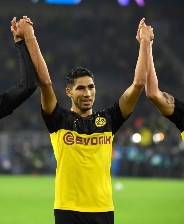 Achraf Hakimi merayakan kemenangan Dortmund atas Inter. Foto: AFP/Ina Fassbender