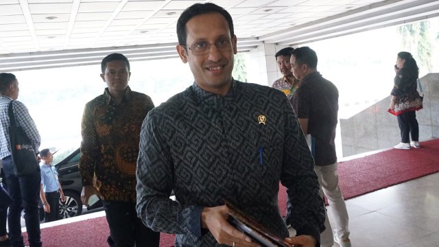 Menteri Pendidikan dan Kebudayaan Nadiem Makarim bersiap mengikuti rapat di Gedung DPR RI. Foto: Fanny Kusumawardhani/kumparan