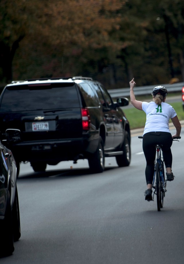 Juli Briskman acungkan jari tengah ke Presiden Donald Trump pada 2017. Foto: AFP/Brendan Smialowski