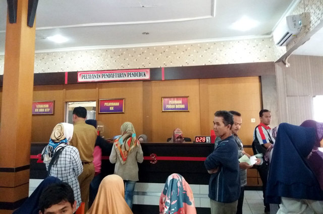 Warga antre mendapatkan pelayanan di kantor Disdukcapil Kabupaten Majalengka. (Rd Algifari Suargi)