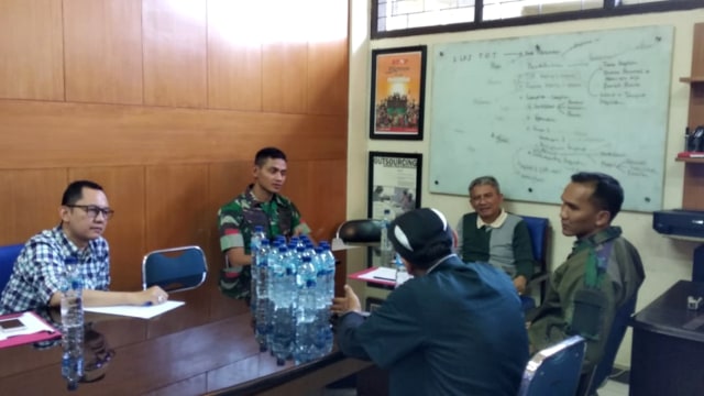 Perwakilan konsumen Akumobil mendatangi Kantor Himpunan Lembaga Konsumen Indonesia (HLKI) Jabar, DKI, dan Banten terkait kasus penipuan. Foto: Rachmadi Rasyad/kumparan