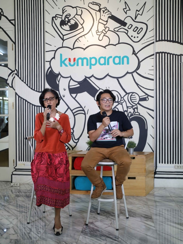 Rien Djamain dan Mondo Gascaro menyanyikan lagu barunya di kantor kumparan. Foto: Fitra Andrianto/kumparan