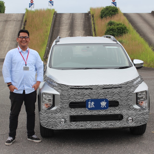 Saya menyempatkan foto di samping Mitsubishi Xpander Crossover. Sayang, ada bagian yang perlu ditutupi.  Foto: Istimewa
