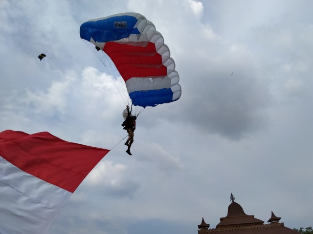 Aksi terjun payung yang memukau masyarakat Kota Pontianak. Foto: Lydia Salsabilla/Hi!Pontianak