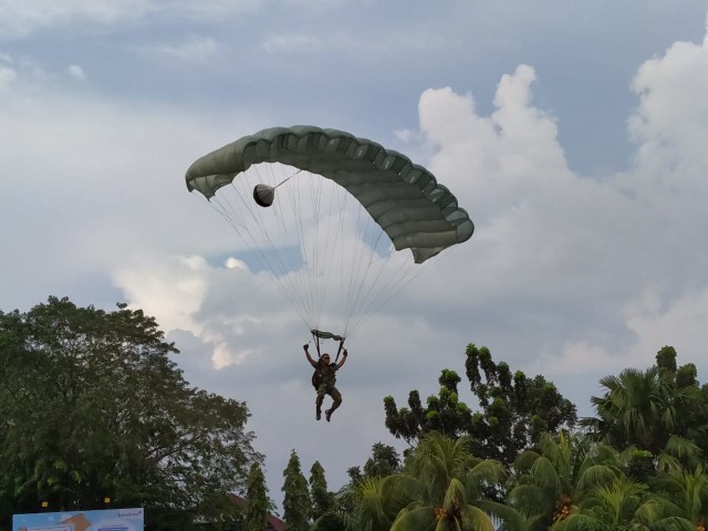 Aksi terjun payung di Pontianak. Foto: Lydia Salsabilla/Hi!Pontianak