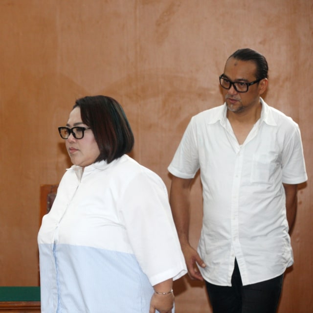 Komedian Nunung Srimulat (kiri) bersama suaminya July Jan Sambiran bersiap menghadapi sidang tuntutan di PN Jakarta Selatan, Jakarta, Rabu (6/11).
 Foto: ANTARA FOTO/Reno Esnir