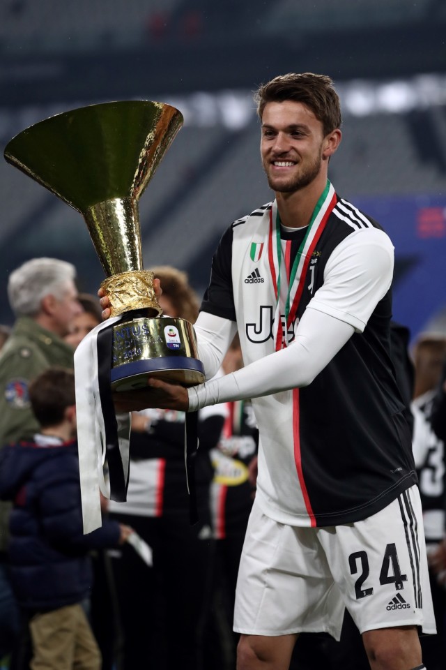 Daniele Rugani dengan trofi Scudetto. Foto: AFP/Isabella Bonotto