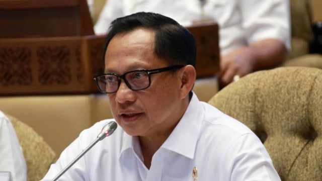 Mendagri Tito Karnavian menyampaikan paparannya saat mengikuti rapat kerja dengan Komisi II DPR di Kompleks Parlemen, Senayan, Jakarta, Rabu (6/11).  Foto: Dok. Kemendagri 