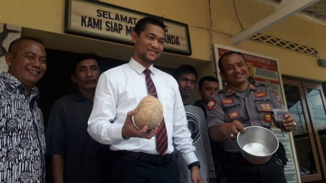 Kasatreskrim Polres Tulungagung AKP Hendi Septiadi menunjukkan barang bukti viral matinya seekor kucing.