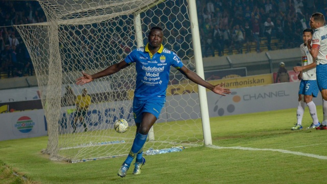 Selebrasi pemain Persib Bandung Ezechiel Ndouasel usai mencetak gol ke gawang PSIS Semarang di Stadion Si Jalak Harupat, Rabu (6/11). Foto: ANTARA FOTO/Raisan Al Farisi