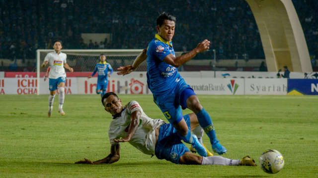 Pemain Persib Bandung Febri Hariyadi berebut bola dengan pemain PSIS Semarang di Stadion Si Jalak Harupat, Rabu (6/11). Foto: ANTARA FOTO/Raisan Al Farisi