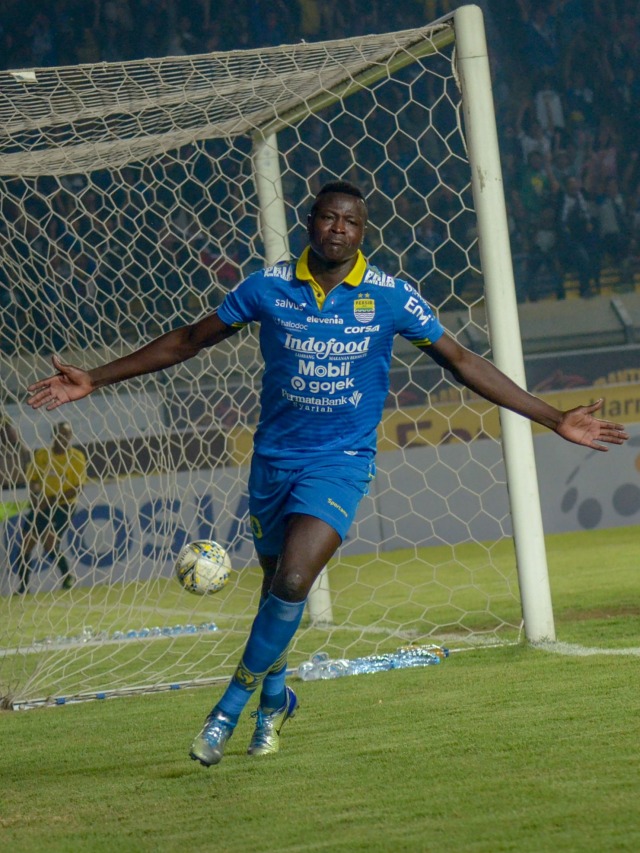 Selebrasi pemain Persib Bandung Ezechiel Ndouasel usai mencetak gol ke gawang PSIS Semarang di Stadion Si Jalak Harupat, Rabu (6/11). Foto: ANTARA FOTO/Raisan Al Farisi