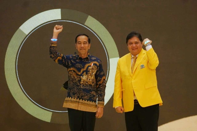 Presiden Joko Widodo bersama Ketua Umum Partai Golkar Airlangga Hartarto membuka HUT Golkar ke 55 di Jakarta, Rabu (6/11). Foto: Fanny Kusumawardhani/kumparan