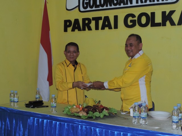 Ketua DPD Partai Golkar Sekadau menyerahkan potongan tumpeng kepada Ketua Harian DPD Partai Golkar Provinsi Kalbar. Foto: Dina Mariana/Hi!Pontianak