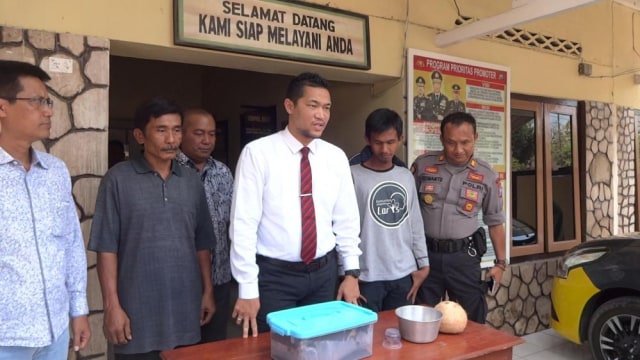 Kasatreskrim Polres Tulungagung, AKP Hendi Septiadi, menunjukkan barang bukti viral matinya seekor kucing