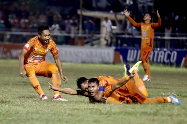 Pemain Persiraja Banda Aceh saat bermain di markasnya bertempat di Stadion H Dimurthala, Banda Aceh. Foto: Suparta/acehkini