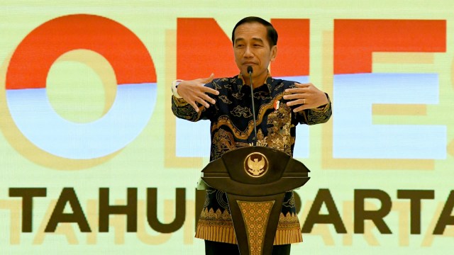 Presiden Joko Widodo (tengah) memberikan sambutan pada peringatan HUT ke-55 Partai Golkar, Jakarta, Rabu (6/11). Foto: ANTARA FOTO/M Risyal Hidayat