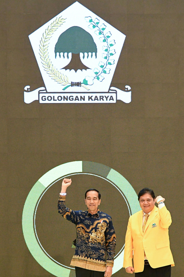 Presiden Joko Widodo (kiri) bersama Ketua Umum DPP Partai Golkar Airlangga Hartarto saat membuka peringatan HUT ke-55 Partai Golkar, Jakarta, Rabu (6/11). Foto: ANTARA FOTO/M Risyal Hidayat