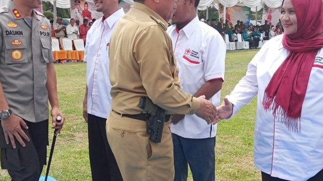 BUPATI Rokan Hulu, Riau, Sukiman, membawa senjata jenis air softgun di pinggangnya, Rabu, (6/11/2019). 