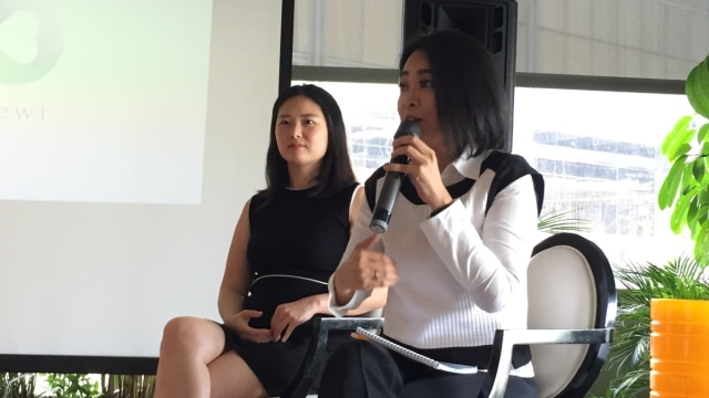 Dewi Kauw (kiri) dan Felicia Maukar (kanan) dalam launching Soul Dewi di Keraton at The Plaza, Jakarta, Rabu (6/11). Foto: Masajeng Rahmiasri/kumparan