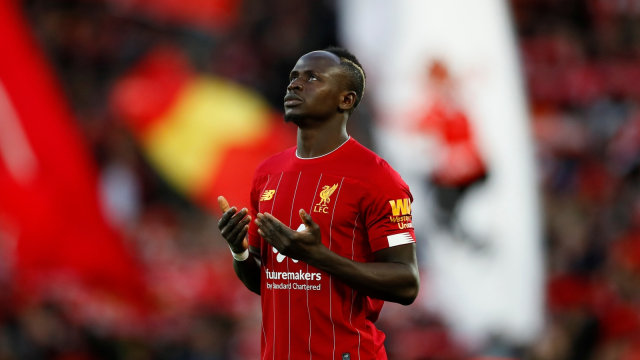 Sadio Mane berdoa kepada Allah SWT sebelum pertandingan melawan Tottenham Hotspur. Foto: Reuters/Jason Cairnduff