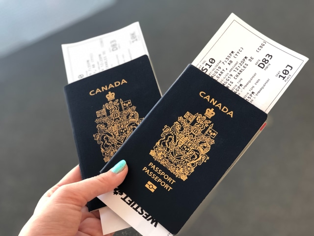 Ilustrasi dokumen perjalanan berupa paspor dan boarding pass Foto: Unsplash/Jaimie Harmsen