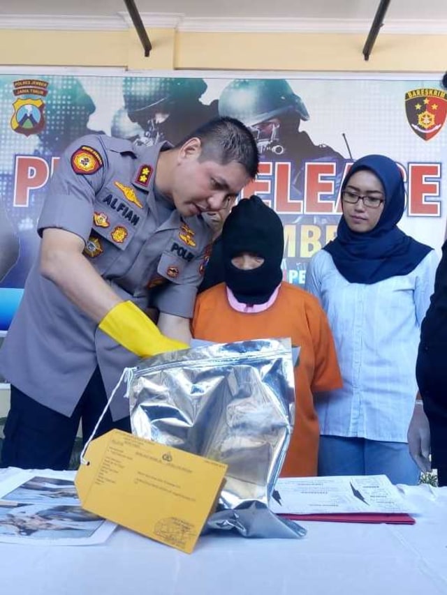 Konfrensi pers Polres Jember terkait kasus mayat dibeton di musala rumah. Foto: kumparan