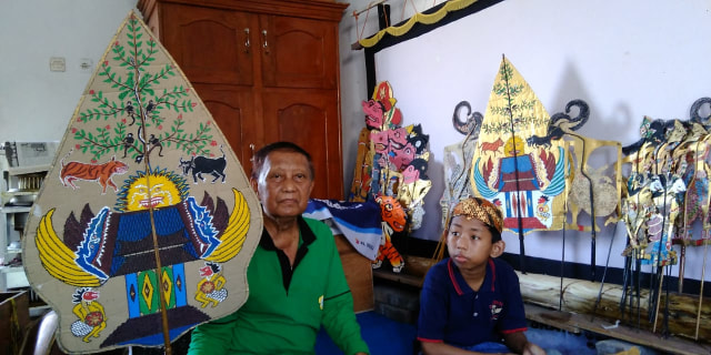 Sumino dan wayang kardus buatannya. Foto-foto : Masruroh/Basra