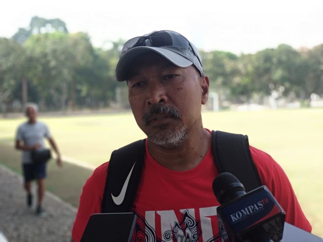 Pelatih Timnas U-19, Fakhri Husaini, memberikan keterangan kepada awak media usai mendampingi latihan di Lapangan A, SUGBK, Kamis (7/11). Foto: Alan Kusuma/kumparan
