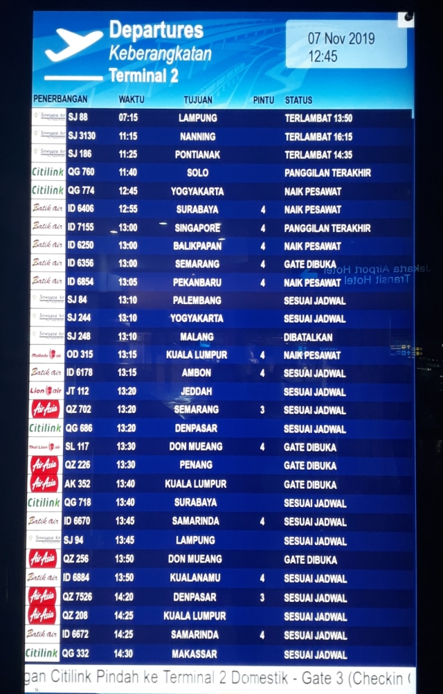 Pantauan pukul 12.45 WIB, ada tiga penerbangan Sriwijaya terlambat dan satu penerbangan dibatalkan di Terminal 2 Bandara Soekarno Hatta, Kamis (7/11/2019). Foto:  Ema Fitriyani/kumparan