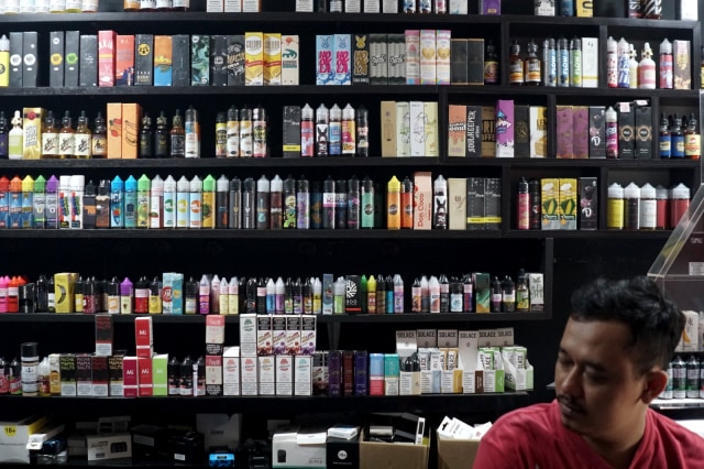 Penjual di sebuah toko vape di kawasan Cikini, Jakarta Pusat. Foto: Iqbal Firdaus/kumparan