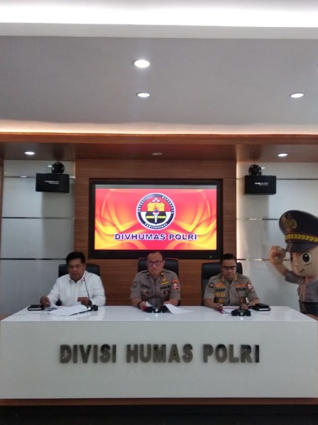 Karopenmas Div Humas Polri Brigjen Pol Dedi Prasetyo (tengah) memberikan keterangan pers perkembangan penembakan mahasiswa di Kendari.  Foto: Andreas Ricky Febrian/kumparan 