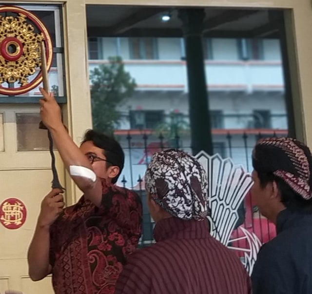 KPH Notonegoro (membuka keris dari warangkanya) saat menjadi salah satu pembuka Festival Keris Mataram di Musem Sonobudoyo, Yogyakarta, Miggu (3/11). Sebanyak 81 keris, 21 tombak, 2 pedang, serta 2 wedung (senjata khas Demak, dipamerkan dalam festival bertajuak 'Keris Mataram dari Masa ke Masa,' ini. Foto oleh : Dic Doank Hardian