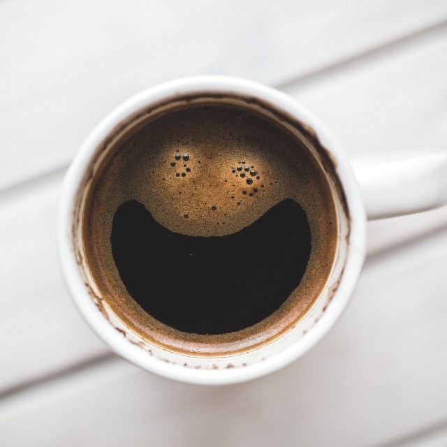 Ilustrasi kopi hitam. Foto: Toshiko/kumparan