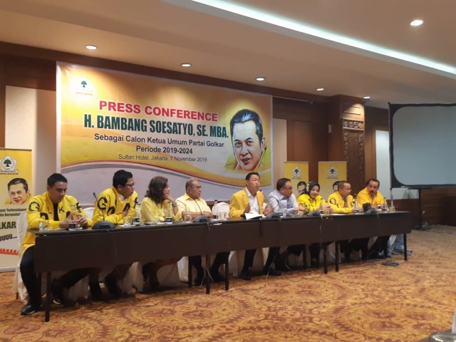 Ketua Tim Sukses Bambang Soesatyo (Bamsoet) sebagai calon ketum Golkar di Munas mendatang, Ahmad Noor Supid menyampaikan keterangan pers bersama jajaran pendukung Bamsoet. Foto: Ricad Saka/kumparan