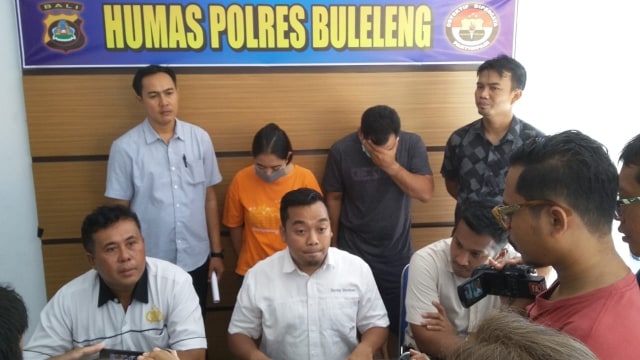 Kedua terdakwa saat ditunjukkan kepada wartawan di Buleleng (kanalbali/KAD)