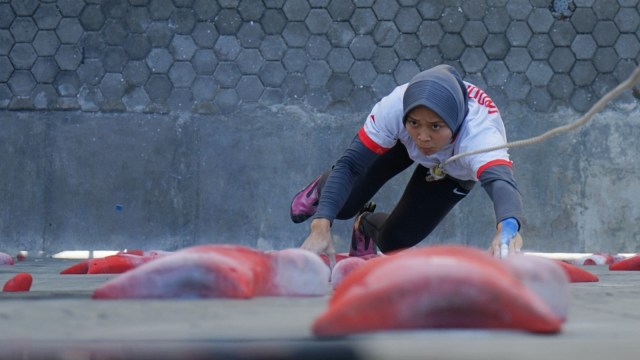 Atlet panjat tebing putri Indonesia Aries Susanti Rahayu berpose sesusai melakukan latihan di halaman Stadion Mandala Krida, Yogyakarta, Kamis (7/11/2019). Foto: ANTARA FOTO/Andreas Fitri Atmoko