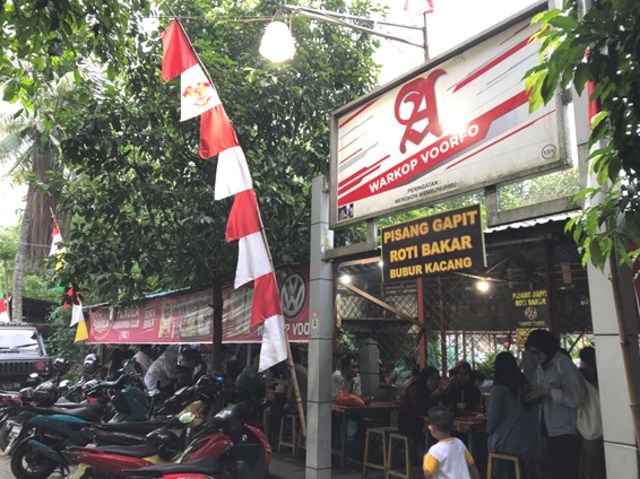 Tampak depan Warung Pisang Gapit Voorfo yang terkenal di pecinta kuliner Samarinda. | Photo by Karja/Nadya