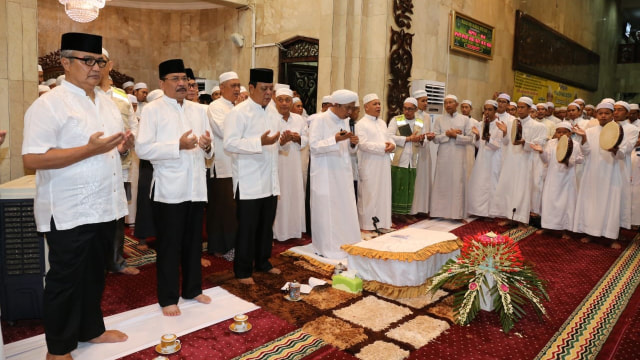 Gubernur Kalsel Sahbirin Noor dan Guru Zuhdi saat Maulid Nabi Muhammad di Masjid Sabilal Muhtadin, Banjarmasin, Kamis malam (7/11/2019). Foto: Humpro Kalsel
