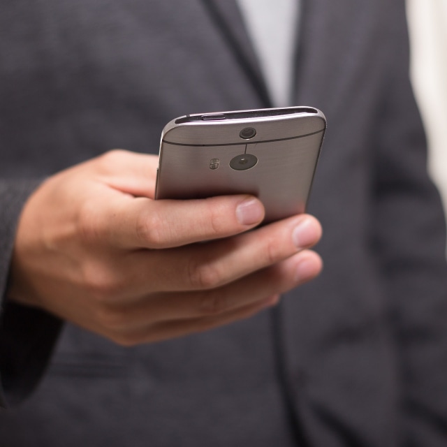 Ilustrasi buka aplikasi di smartphone. Foto: niekverlaan via Pixabay
