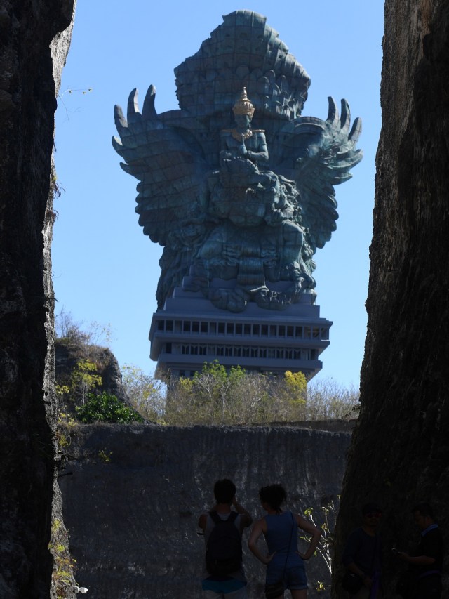 Sejumlah wisatawan mengamati Patung Garuda Wisnu Kencana di Taman Budaya Garuda Wisnu Kencana, Badung, Bali, Kamis (7/11).  Foto: ANTARA FOTO/Zabur Karuru